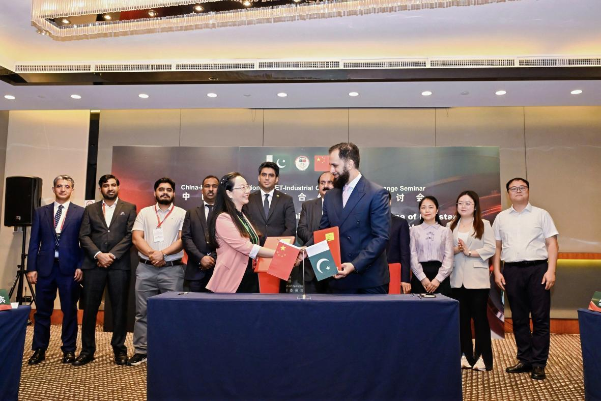 邓仁丽与巴基斯坦驻中国大使馆商务参赞 Ghulam Qadir 签署谅解备忘录